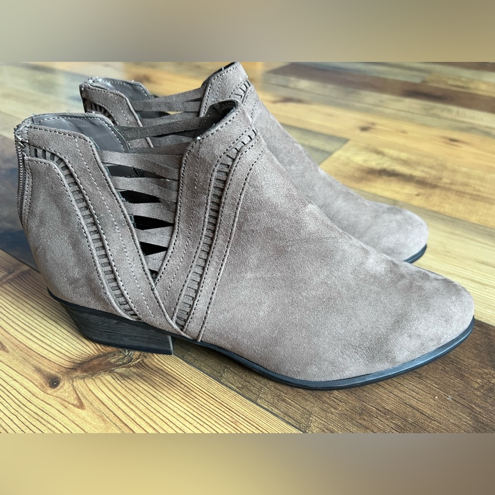 JC cutout Women's Brown Ankle Booties
